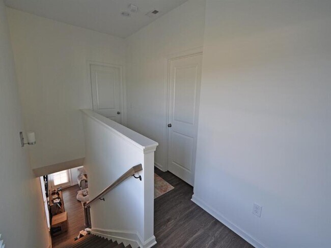 Building Photo - 765 Dunlop Way