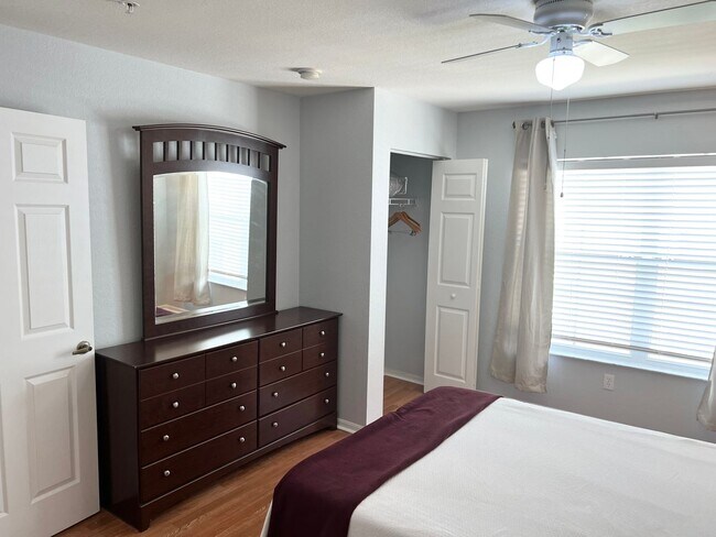 Building Photo - Fully Furnished 4 Bedroom 3 Bath Townhome ...