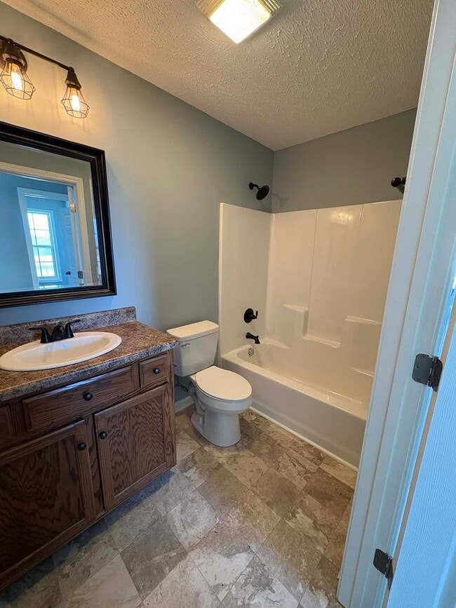 Building Photo - Country Living Comfort!