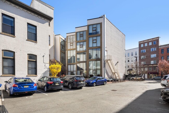 Building Photo - 222 Clinton St