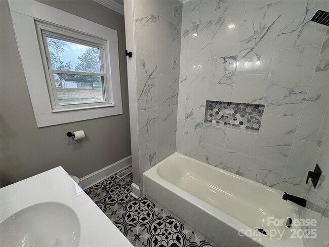 Building Photo - 410 Gann St