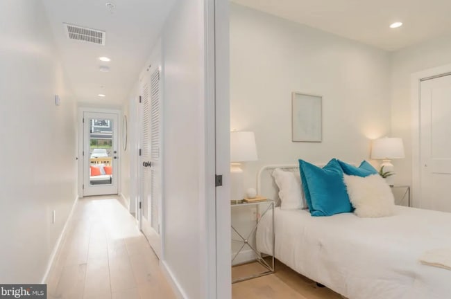 Building Photo - 1948 3rd St NE