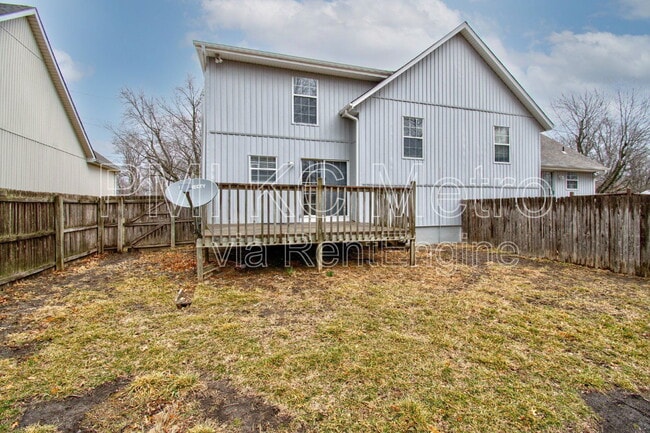 Building Photo - 107 NE Maggie Ave