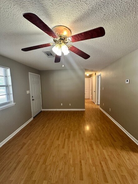 Building Photo - 721 N Bristow Ave