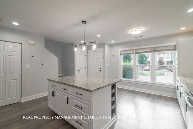 Building Photo - 3BR Townhome - Lake Living in Vineyard Point with Boat Slip Access Near Lake Norman