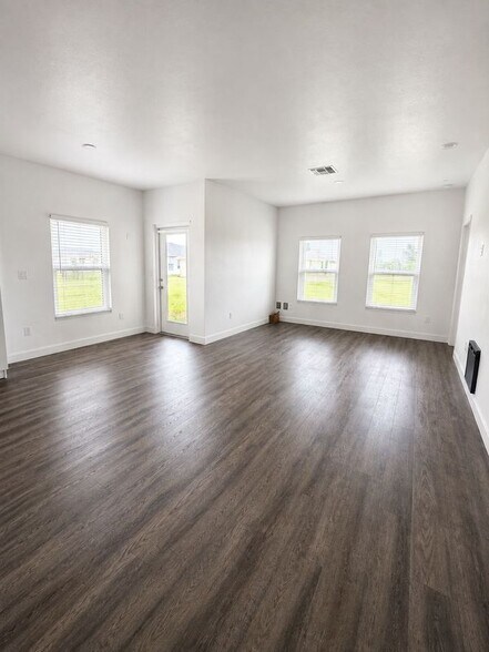 Building Photo - 837 NE 15th Ln