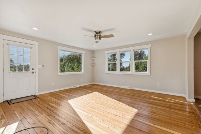 Building Photo - Charming 2 bedroom, 1 bath house