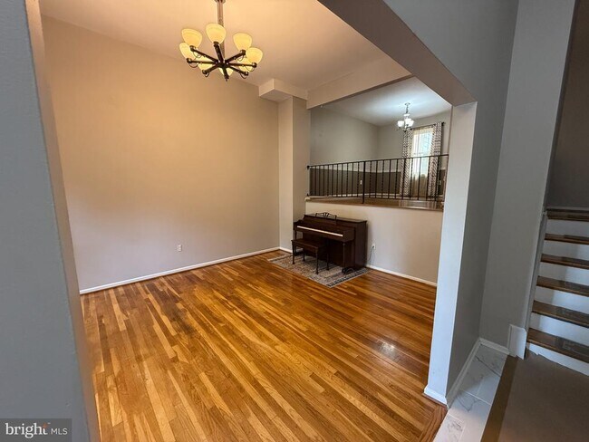 Building Photo - 553 Monet Dr
