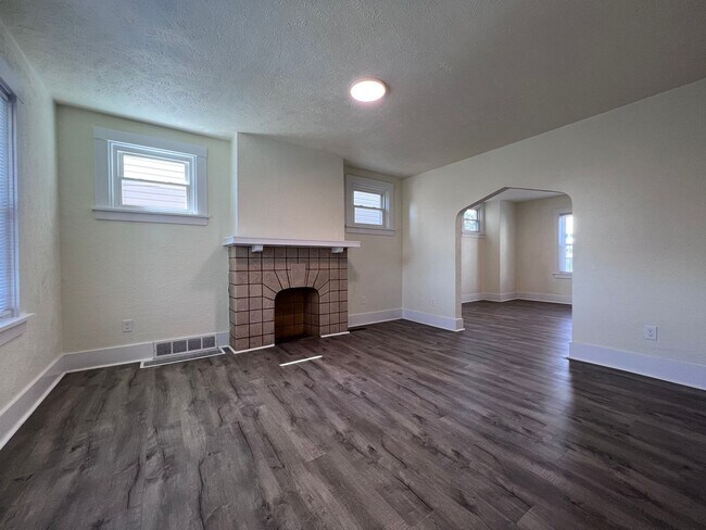 Building Photo - Updated 2BR house with Garage!