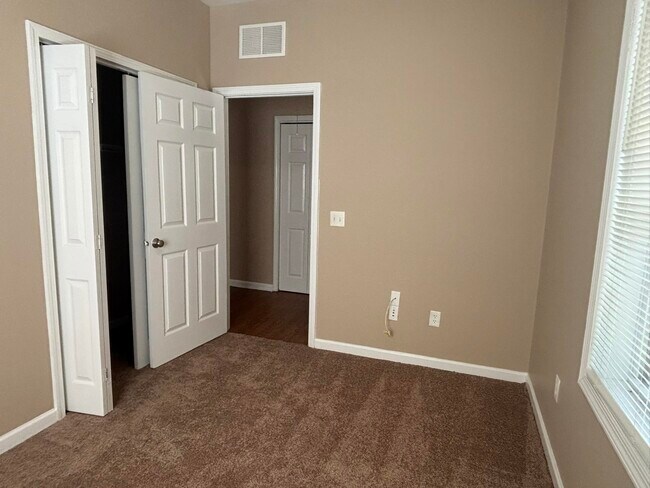 Building Photo - 2757 Kennedy Dr