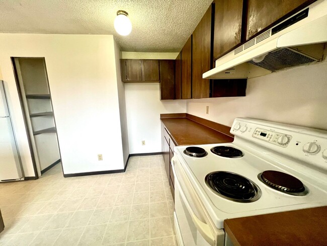 Building Photo - Upper-Floor Unit in Fourplex near Tacoma Mall