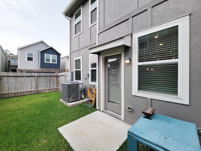 Building Photo - Sun-Filled Corner-Lot Home with Smart Features & Easy I-10 Access!