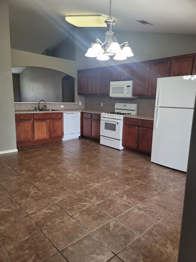 Building Photo - Beautiful 4 Br for Rent in Van Buren!! Com...