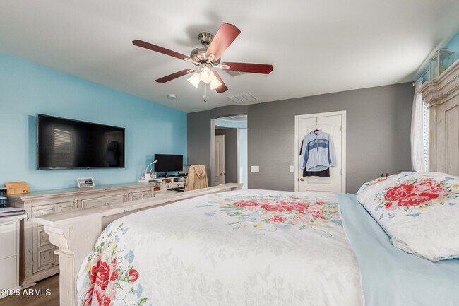 Building Photo - 836 E Constance Wy