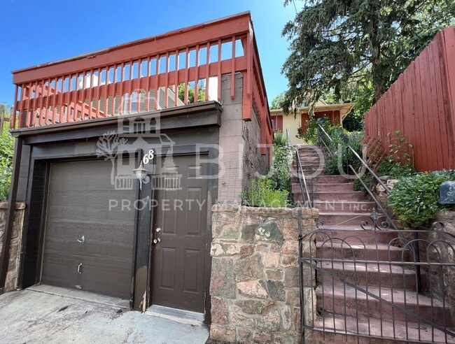 Building Photo - Charming Manitou Home