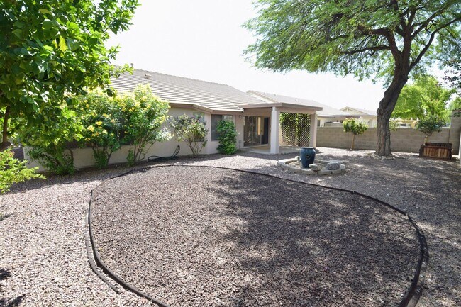 Building Photo - Bright & Open SE Tucson 3 Bed 2 Bath with ...