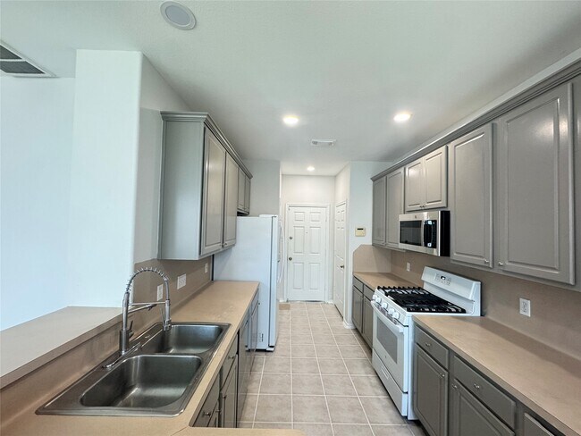 Building Photo - 5715 Vinemont Ln