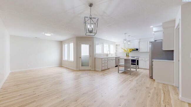 Building Photo - 2 bed, 2 bath townhome in Meadow Springs