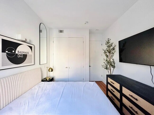 Building Photo - Furnished room/NOT APARTMENT