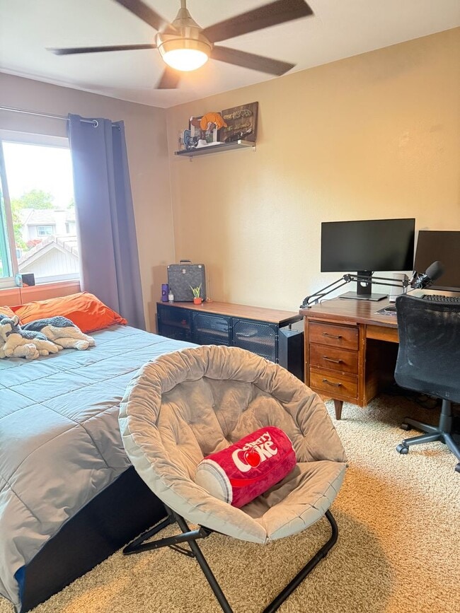 Building Photo - Spacious 4 bedroom condo backs to Westwood...