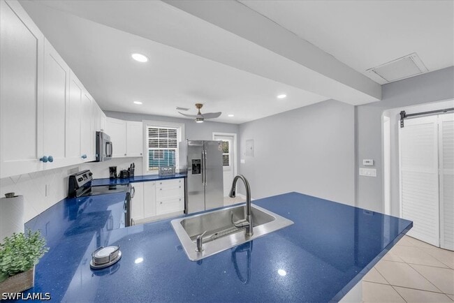Building Photo - 2750 Manorca Ave