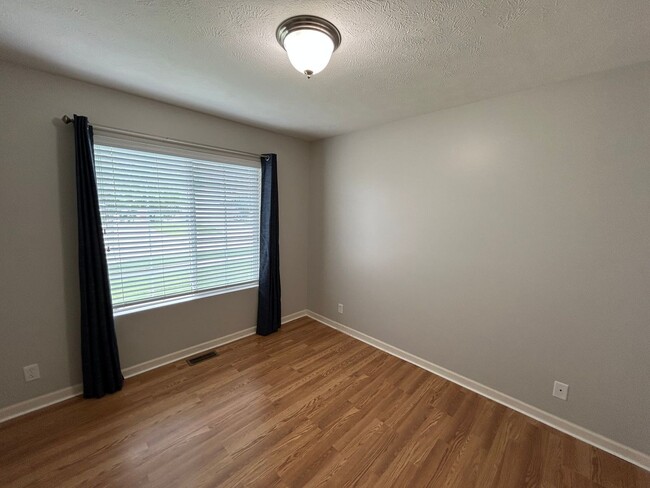 Building Photo - Beautiful Townhome in the popular Vavrina ...