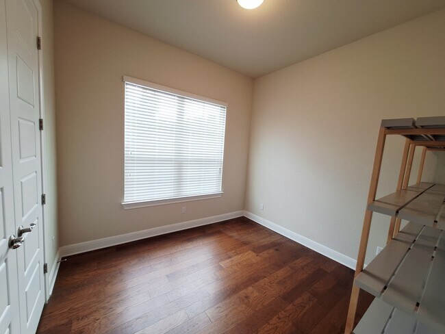 Building Photo - 4562 Katherine Dr