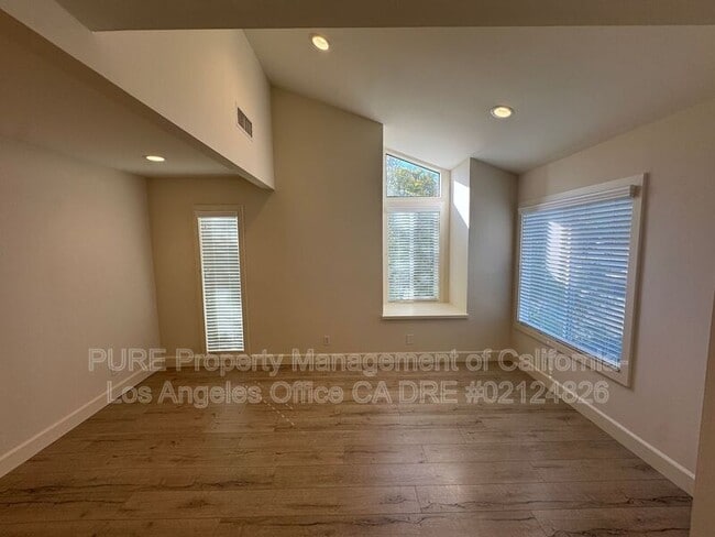 Building Photo - 2330 Oak St