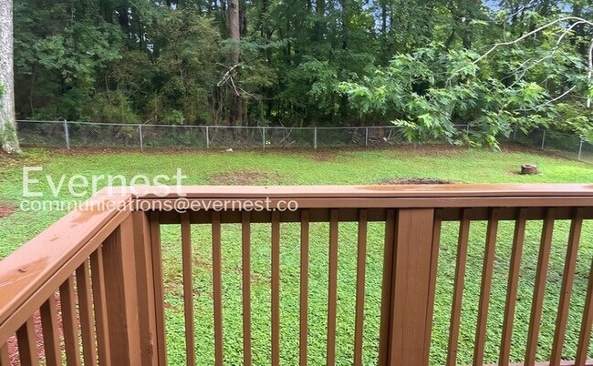 Building Photo - 4 Bed, 2 Bath Home with Fenced Yard / Pet-Friendly / Available Now!