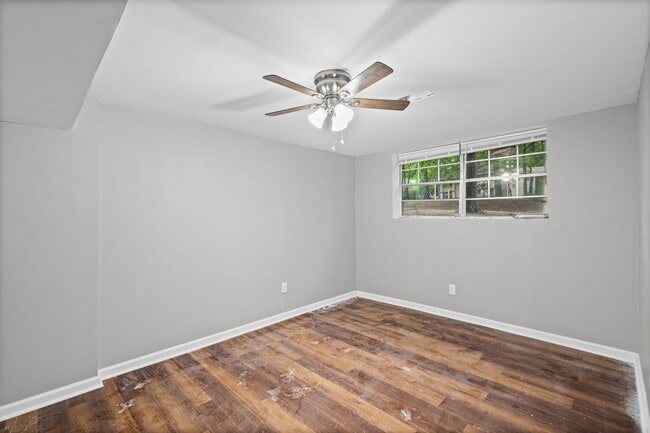 Building Photo - 3100 Fern Valley Dr SW