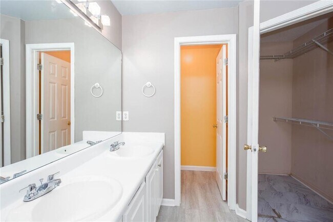 Building Photo - 5414 Sweetsprings Dr SW
