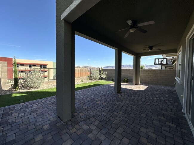 Building Photo - 360 Wind Poppy St