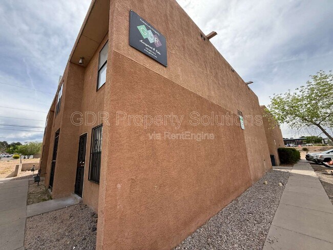 Building Photo - 1928 Buena Vista Dr SE