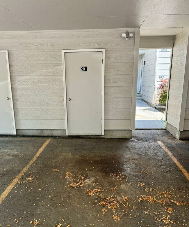 Building Photo - 2bd/1b Apartment, Boise Bench-Close to Eve...