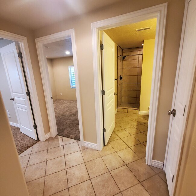 Building Photo - Incredible Lehi Townhouse