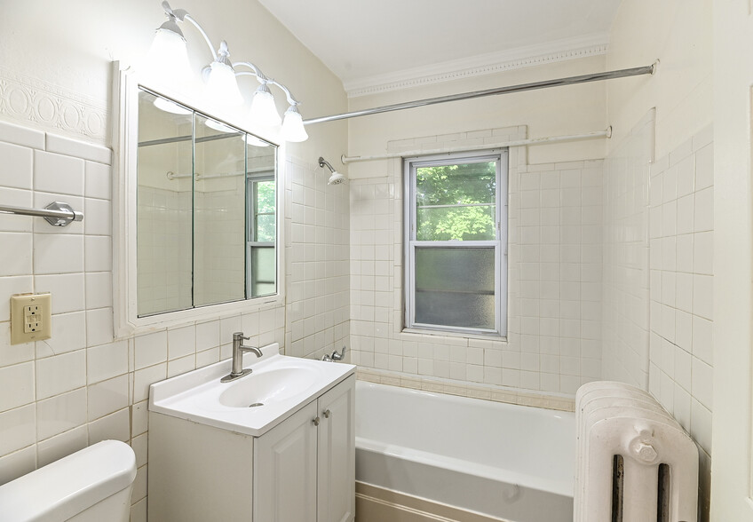 2nd Floor Full bath - 1821 E Olive St