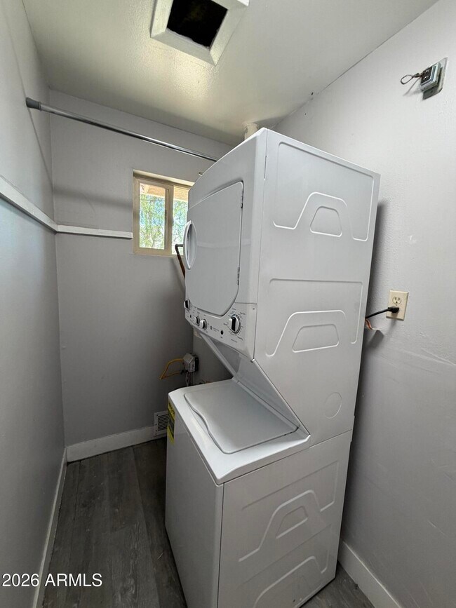 Building Photo - 1833 E Harvard St