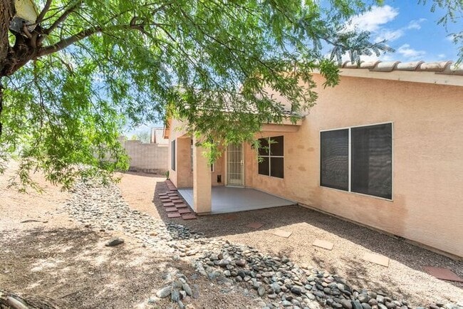 Building Photo - Enjoy an open floor plan with all appliances!