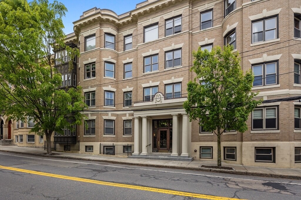 Building Photo - 194 Saint Paul St