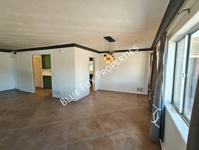 Building Photo - 404 S Cherry Ave
