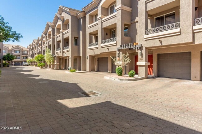 Building Photo - Amazing Townhome in Gated Community!