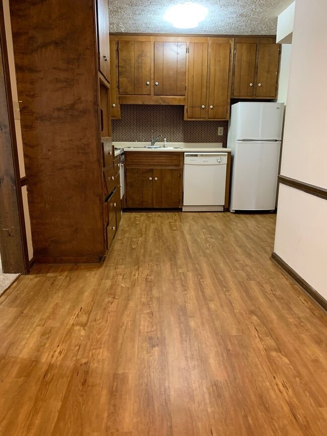 Building Photo - 1 Bedroom condo- Steps away from UGA! Available early August 2026