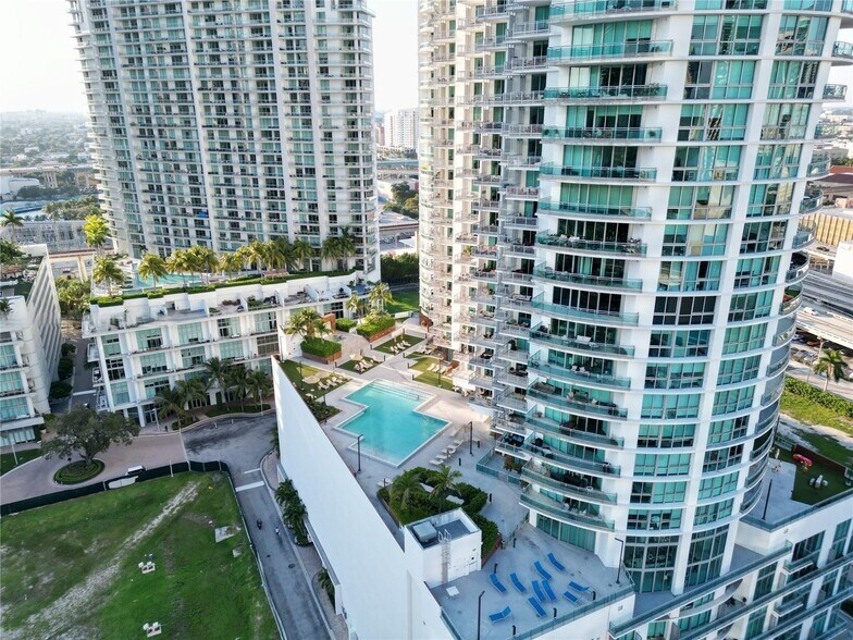 Building Photo - 350 S Miami Ave