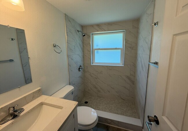 Building Photo - 5904 Kingsview Ln