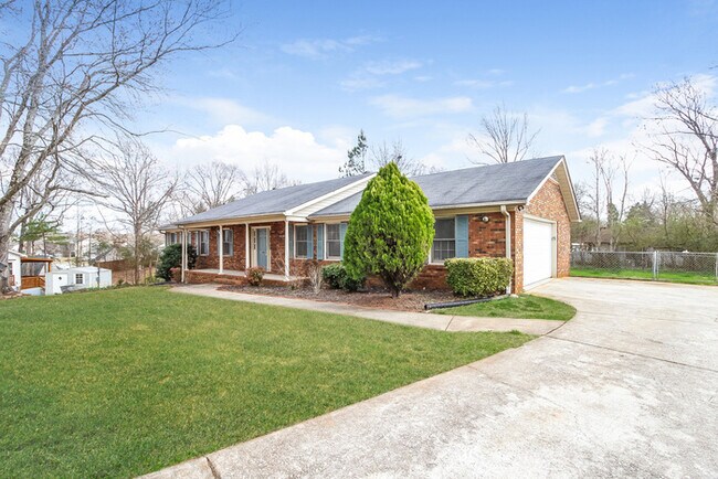 Building Photo - 1202 Green Fern Dr