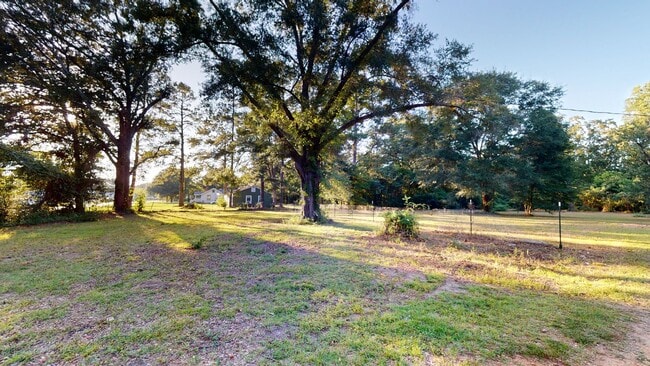 Building Photo - 2 acres in Millbrook w/ large screened in ...