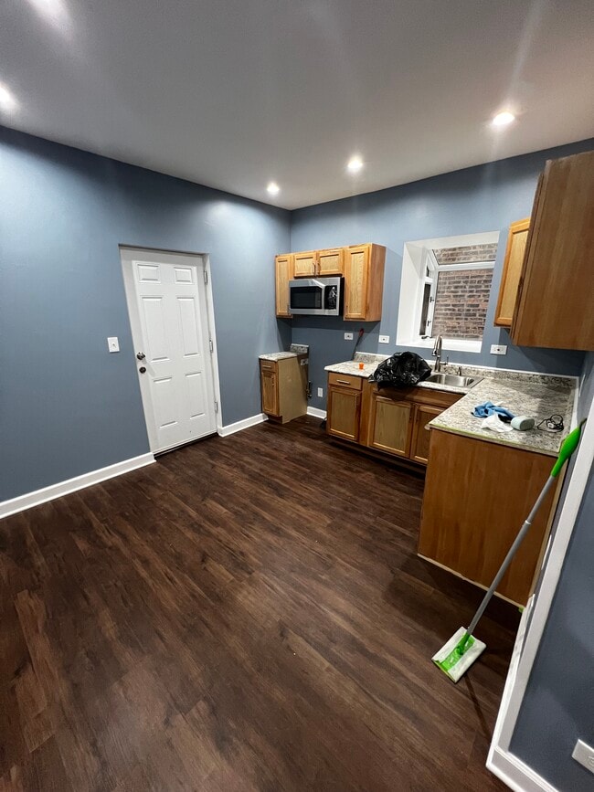 Building Photo - 8320 S Sangamon St