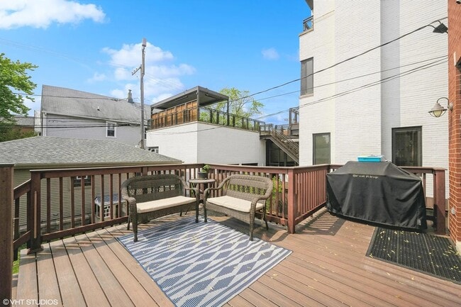 Building Photo - 3120 N Leavitt St