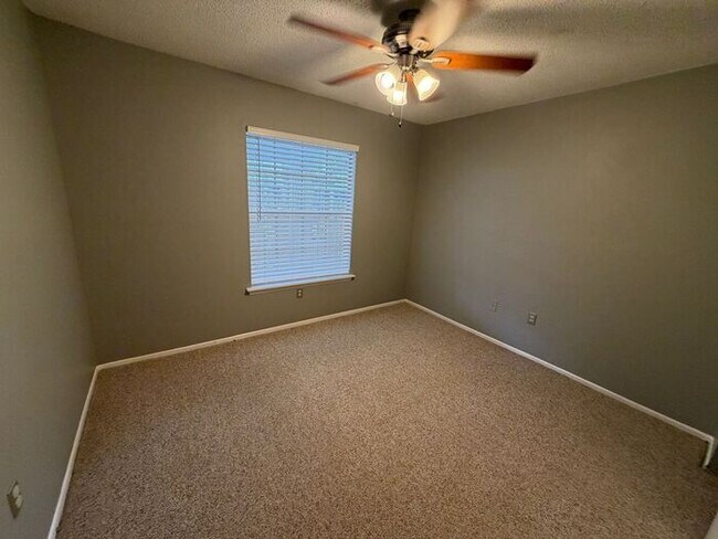 Building Photo - Convenient 2/2 Orlando Condo – Water & Garbage Included!
