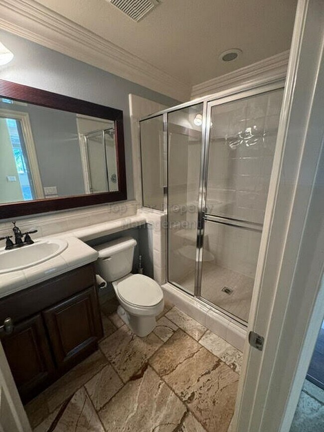 Building Photo - Spacious (5+bed/3bath) Home with Huge Back...